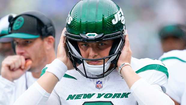 Jets' QB Zach Wilson covers his ears in attempt to hear in his helmet-implanted headset